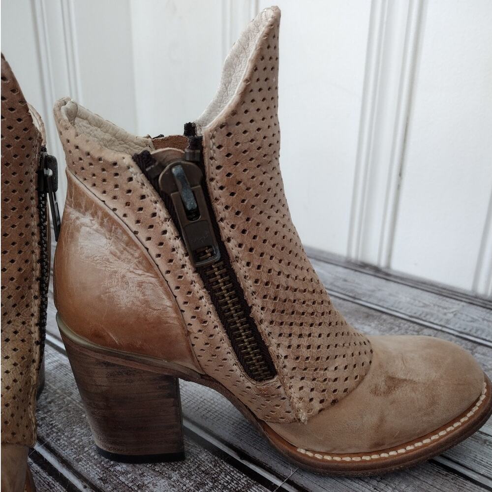Freebird EUC!! Bowie Tan Leather Perforated Stacked Heel Zip Ankle Boots Women 6 - Picture 6 of 16